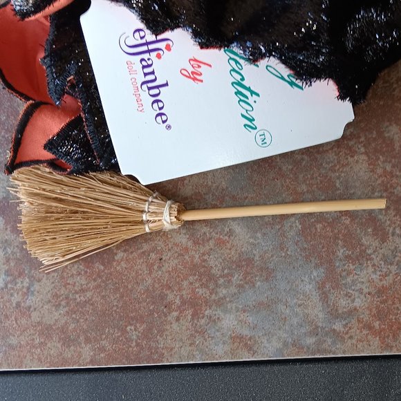 Effanbee Gallery Collection Doll.  "Halloween"  Not the Movie - Picture 6 of 7